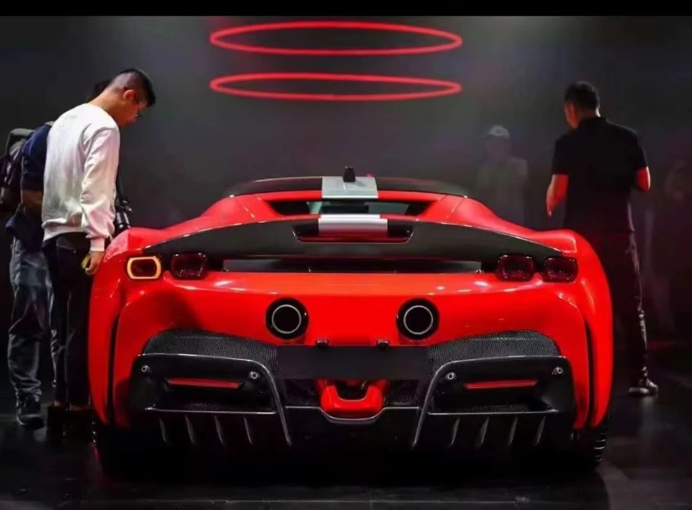 High Quality Fast Delivery Whole Sale Price Dry Carbon Fiber AF Rear Spoiler Body Kits for  SF90